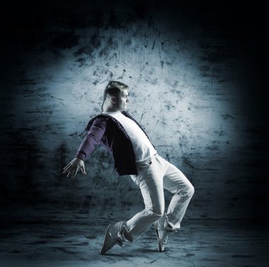 modern giysiler yerine genç ve zinde bir dansçı