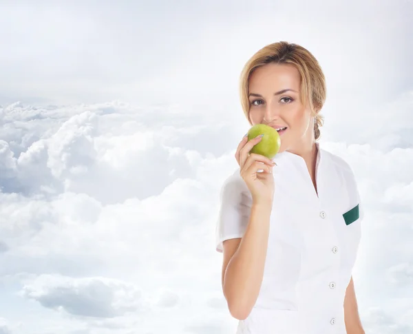 Giovane attraente medico femminile isolato sopra lo sfondo cielo — Foto Stock