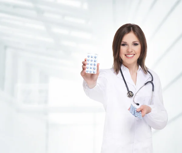 Giovane medico attraente isolato su sfondo bianco — Foto Stock