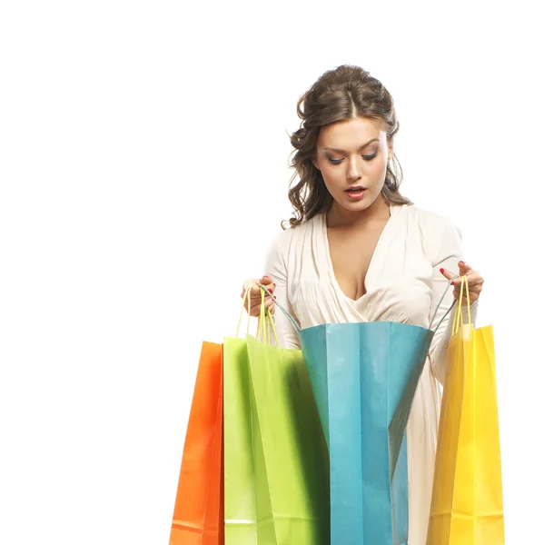 Menina atraente nova com os sacos de compras isolados no branco — Fotografia de Stock