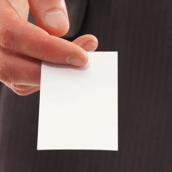 Человек с визитной карточкой изолирован на белом — стоковое фото