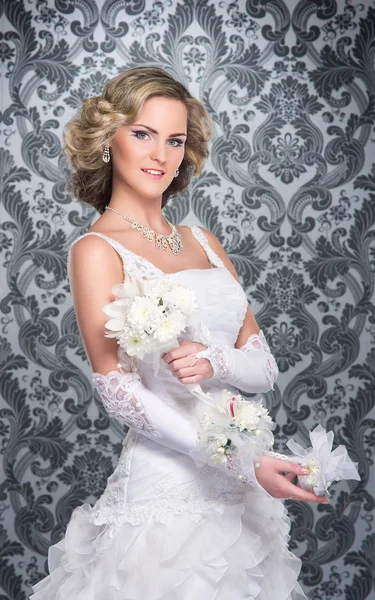 Young and beautiful bride over the vintage background — Stock Photo, Image