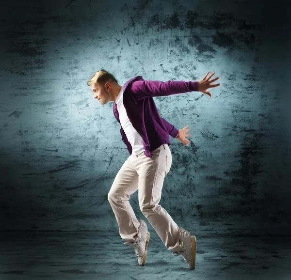 Eine junge und fitte Tänzerin in moderner Kleidung tritt auf — Stockfoto