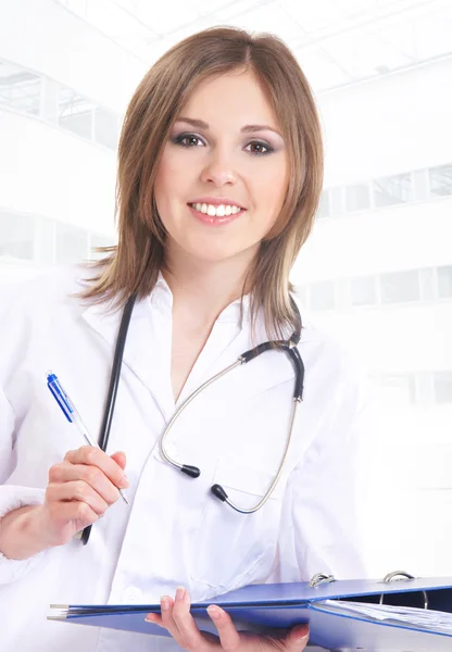 Ung attraktiv kvinna läkare isolerad på vit Stockbild