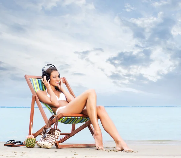 Rahatlatıcı bir plajda mayolu güzel kadın — Stok fotoğraf