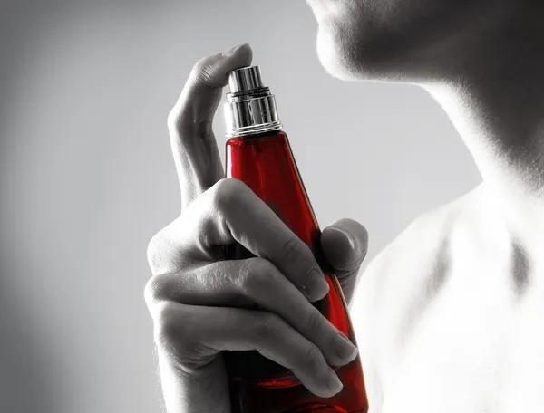 Ung attraktiv kvinna med flaska parfym — Stockfoto