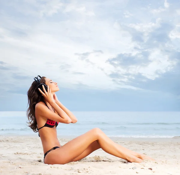 Belle femme en maillot de bain relaxant sur une plage — Photo