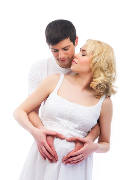 Ένα ευτυχισμένο ζευγάρι: έγκυος μητέρα και ο πατέρας σε λευκό — Φωτογραφία Αρχείου