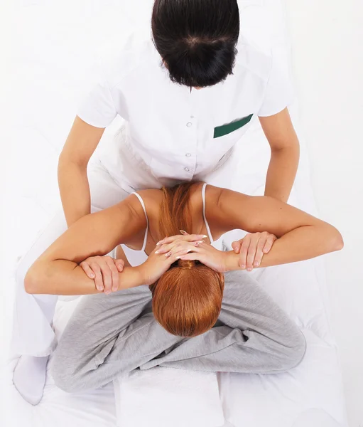 Ung kvinna att få traditionell thailändsk stretching massage av terapeut — Stockfoto