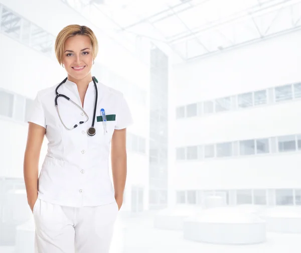 Ung attraktiv kvinna läkare isolerade över vit bakgrund — Stockfoto
