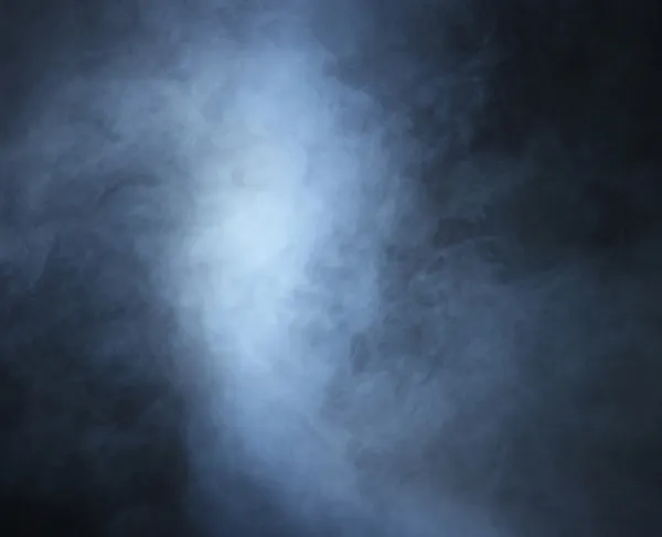 Дым над черным фоном — стоковое фото