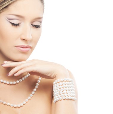 genç ve çekici Bayan inci takı ve Saçında çiçek ile