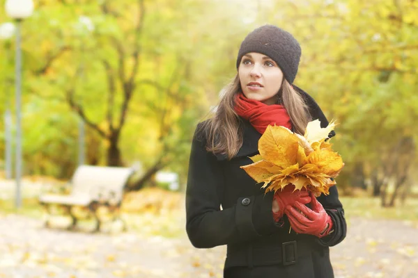 Jonge en mooie vrouw in herfst park — Stockfoto