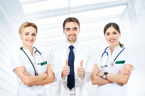 Equipe de jovens e inteligentes trabalhadores médicos isolados em branco — Fotografia de Stock