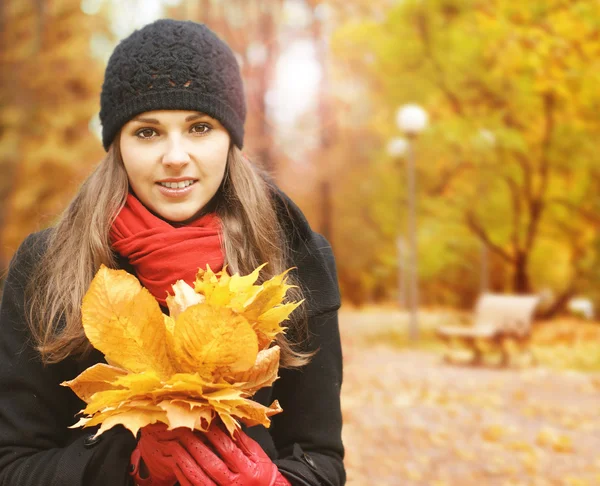 Aantrekkelijk meisje in herfst park — Stockfoto