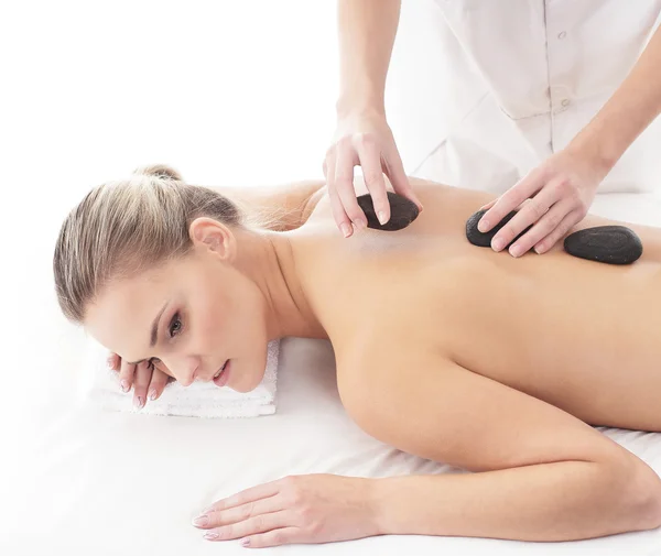 Joven atractiva mujer recibiendo tratamiento de spa sobre fondo blanco —  Fotos de Stock
