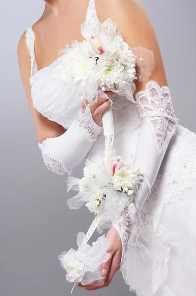 Gyönyörű menyasszonyi csokor menyasszony kezében — Stock Fotó