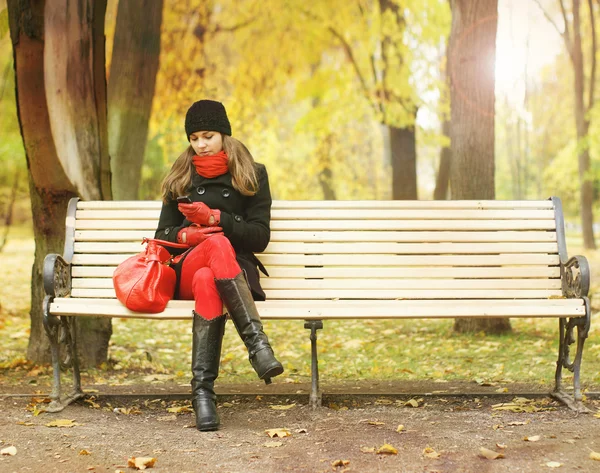 Fiatal és gyönyörű nő őszi parkban Stock Kép