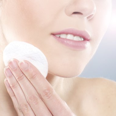 genç, güzel ve sağlıklı genç kadın gr üzerinde banyo giysileri