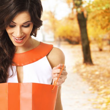 bazı alışveriş torbaları üzerinde beyaz izole olan güzel kadın