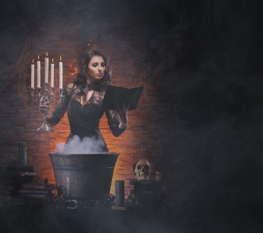 genç seksi cadı zindanda cadılık yapma