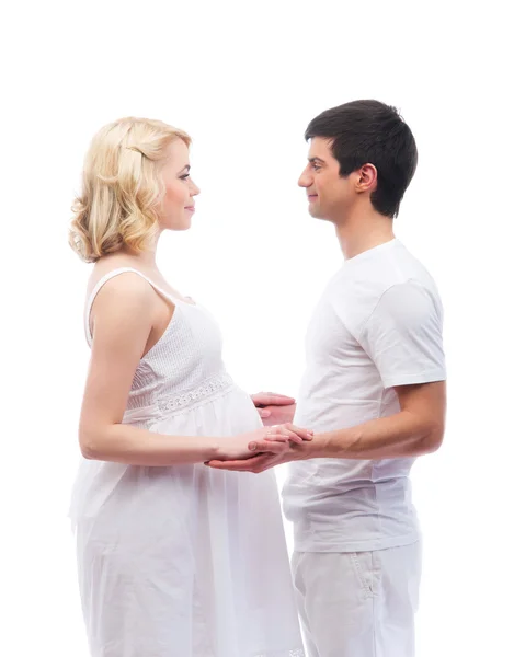 Ένα νεαρό ζευγάρι ελκυστική: έγκυος μητέρα και ευτυχής πατέρας που απομονώνονται σε λευκό — Φωτογραφία Αρχείου