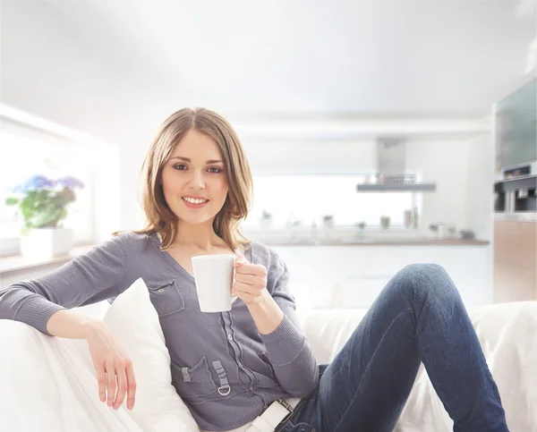 Ung attraktiv kvinna med en kopp kaffe — Stockfoto