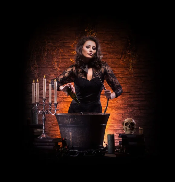 Joven bruja sexy haciendo la brujería en la mazmorra — Foto de Stock