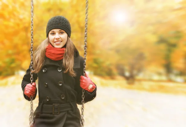 Aantrekkelijk meisje in herfst park — Stockfoto