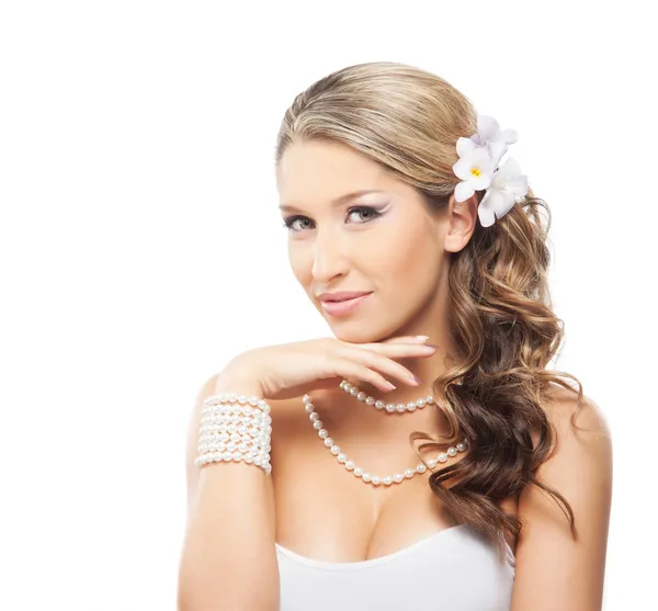 Hermosa mujer con una joyería de perlas y una flor en el pelo —  Fotos de Stock
