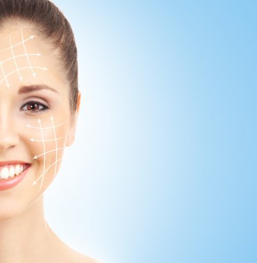 mavi bir arka plan üzerinde genç çekici bir kadın portresi