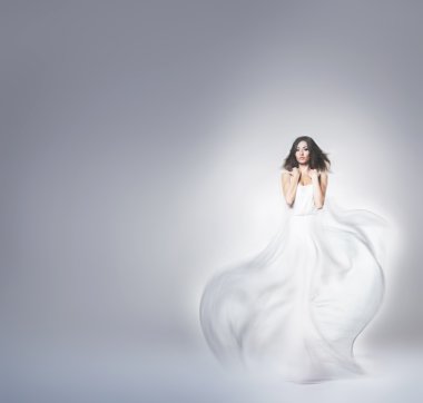 genç ve güzel bir esmer kadın moda çekimleri