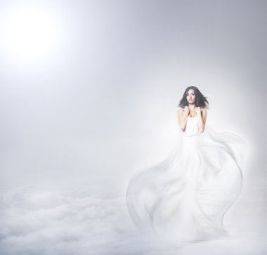 genç ve güzel bir esmer kadın moda çekimleri