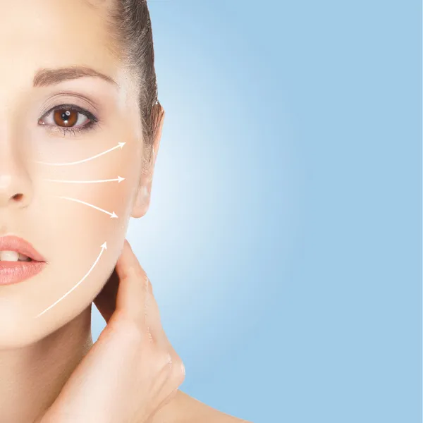 mavi bir arka plan üzerinde genç çekici bir kadın portresi