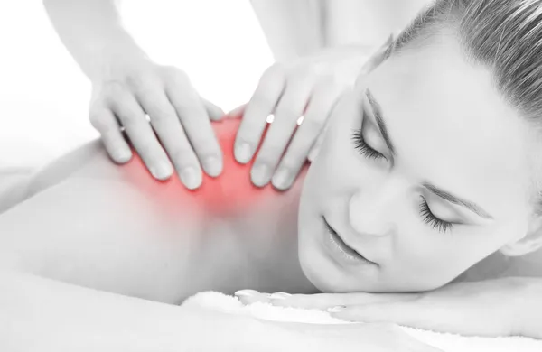 Genç kadın bir sırt masajı prosedür üzerinde rahatlatıcı — Stok fotoğraf