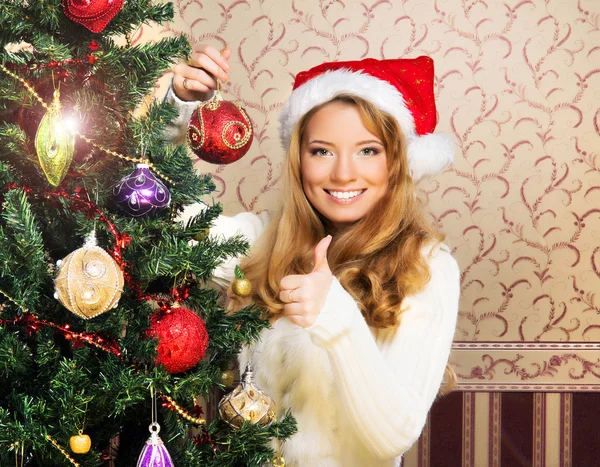 Güzel genç kız Noel ağacını süslüyor. — Stok fotoğraf