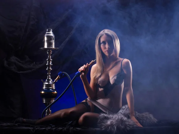 Una joven rubia en lencería sexy fumando una cachimba —  Fotos de Stock