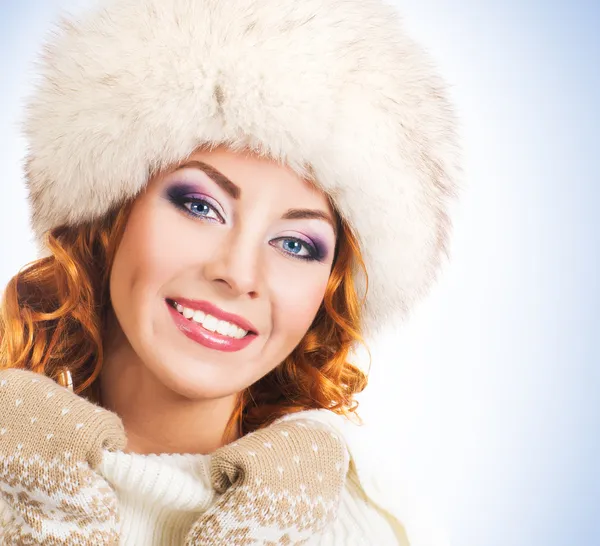 Eine glückliche Frau posiert in warmer Winterkleidung — Stockfoto