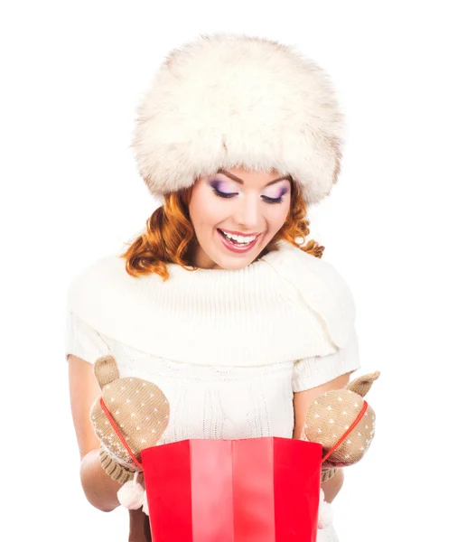 Une femme heureuse posant dans des vêtements chauds d'hiver — Photo