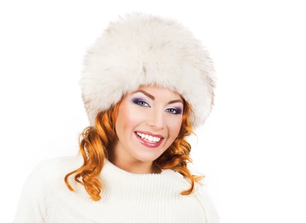 Uma mulher feliz posando em roupas quentes de inverno Fotografia De Stock