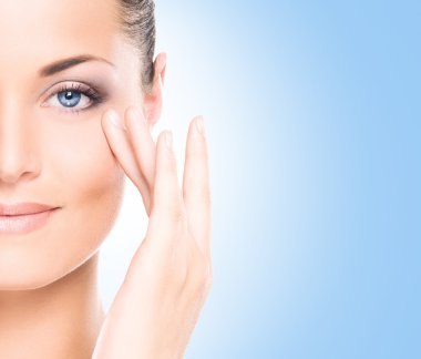 genç esmer bir kadın olarak makyaj Güzellik Portresi