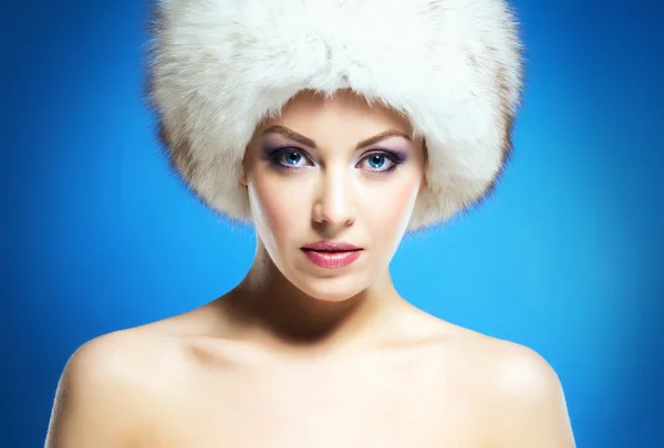 Bir sıcak kış şapka genç bir kadın portresi — Stok fotoğraf