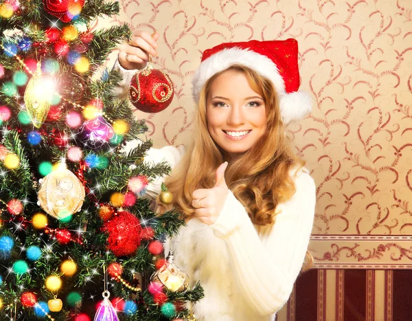 Beautiful teenager girl decorating the Christmas tree — Stock Photo, Image