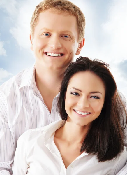 Unga lyckliga par över vit bakgrund — Stockfoto
