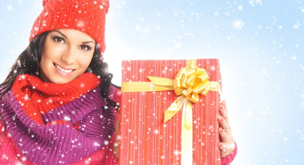 Mladá a krásná žena, držící pěkný vánoční dárek nad — Stock fotografie