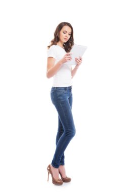 tablet bilgisayar tutan mutlu bir genç kız