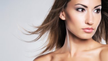 Glamour makyaj genç bir esmer kadın portresi