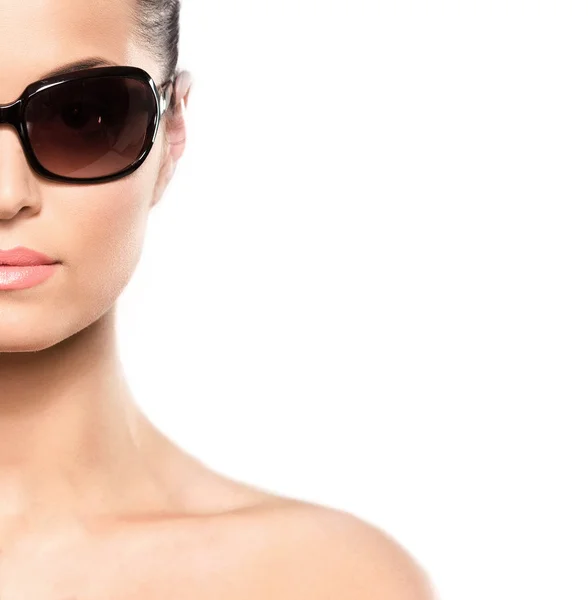 Portret van een jonge brunette vrouw in zonnebril — Stockfoto