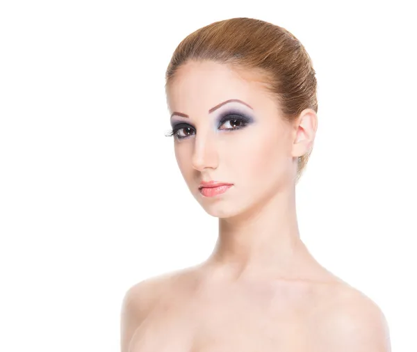 Porträtt av en ung naken kvinna i vacker makeup — Stockfoto