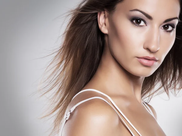 Portrait of a young brunette woman in beautiful makeup — Stock Photo, Image